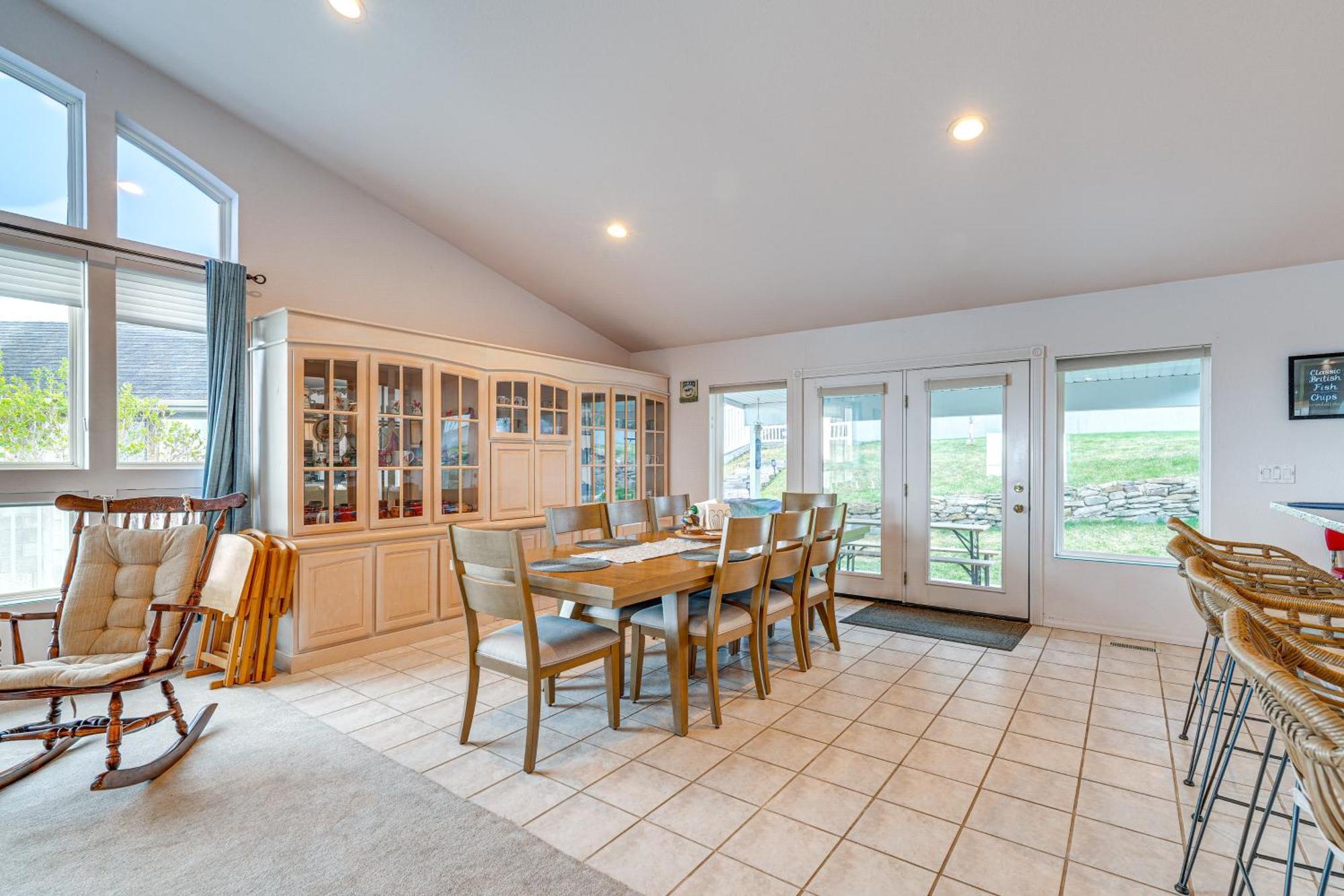 Inviting Great Falls Home With Wraparound Deck! 외부 사진