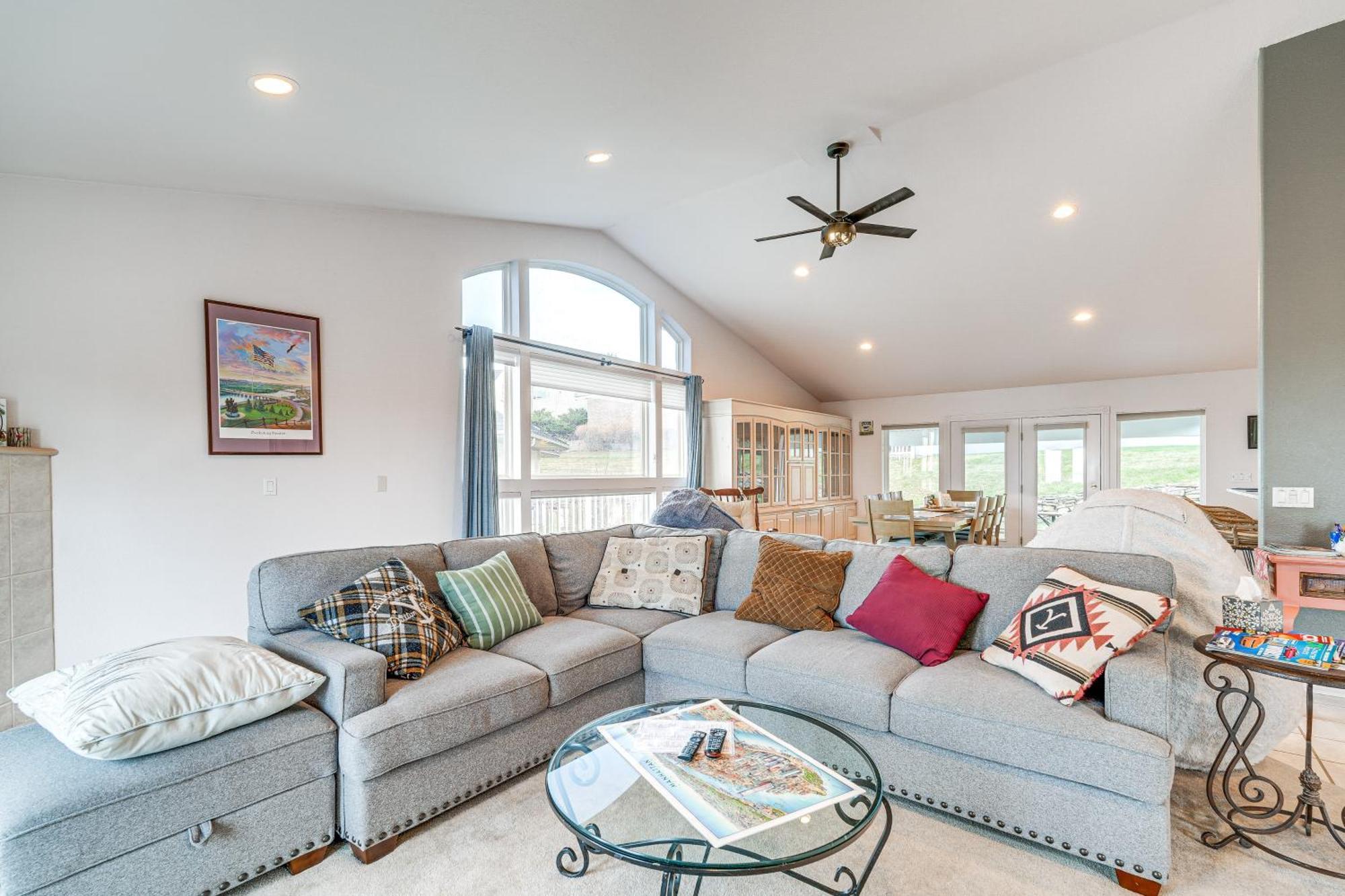 Inviting Great Falls Home With Wraparound Deck! 외부 사진